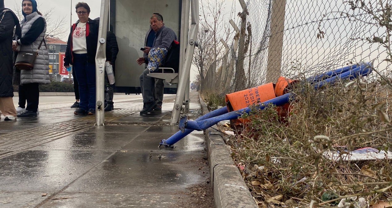 Ankara'da Otomobil Otobüs Durağına Daldı: Üç Yaralı