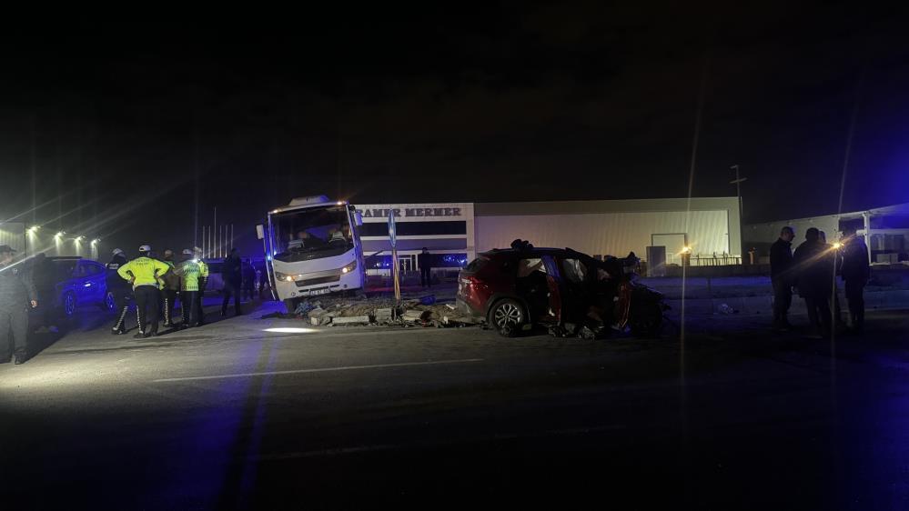 Konya'da Trafik Kazası: Polis Minibüsü ile Otomobil Çarpıştı