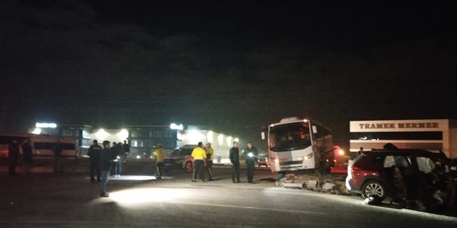 Konya'da Polis Minibüsü ile Otomobil Çarpıştı: 1 Ölü, 11 Yaralı