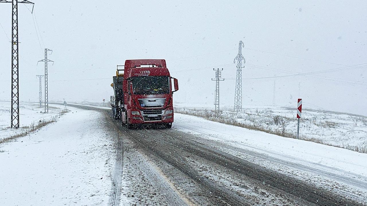 Damal-Posof Kara Yolunda Ulaşım Normale Döndü