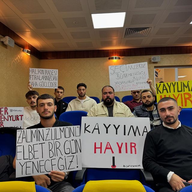 CHP Esenler Gençlik Kolları, Esenyurt Belediye Başkanı Ahmet Özer’in tutuklanmasını protesto etti