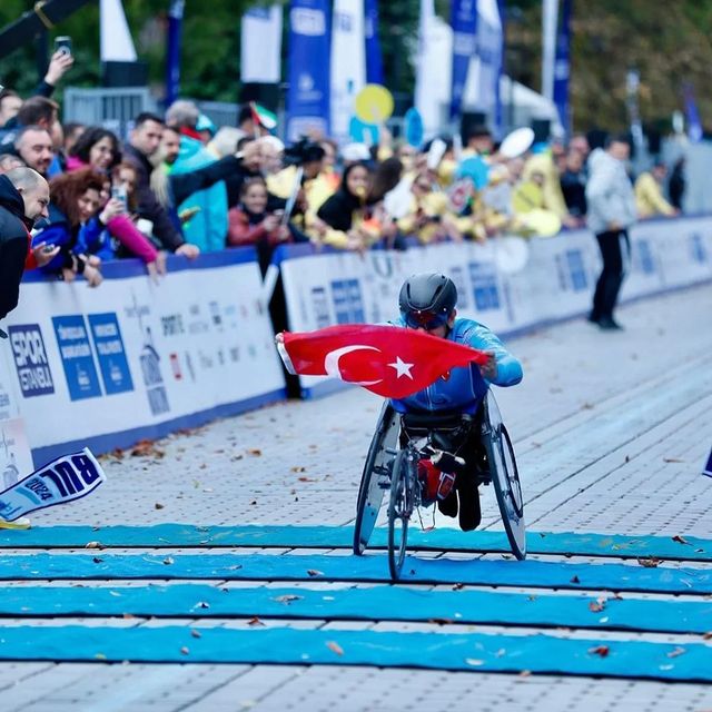 İstanbul Maratonu'nda Bağcılar Çok Amaçlı Spor Salonu Antrenörü Ömer Cantay Birinci Oldu