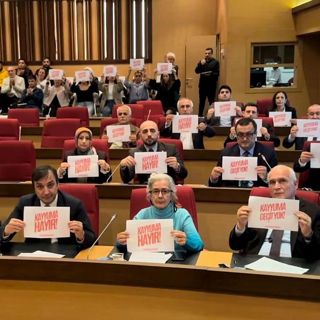 Fatih Belediye Meclisi'nde Kayyum Atamalarına Protesto