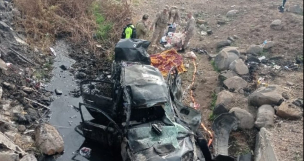 Şırnak'ta Feci Trafik Kazası: Lastik Patladı, Araç Şarampole Yuvarlandı