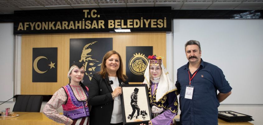 BAŞKAN KÖKSAL ULUSLARARASI HALKOYUNLARI EKİPLERİNİ AĞIRLADI