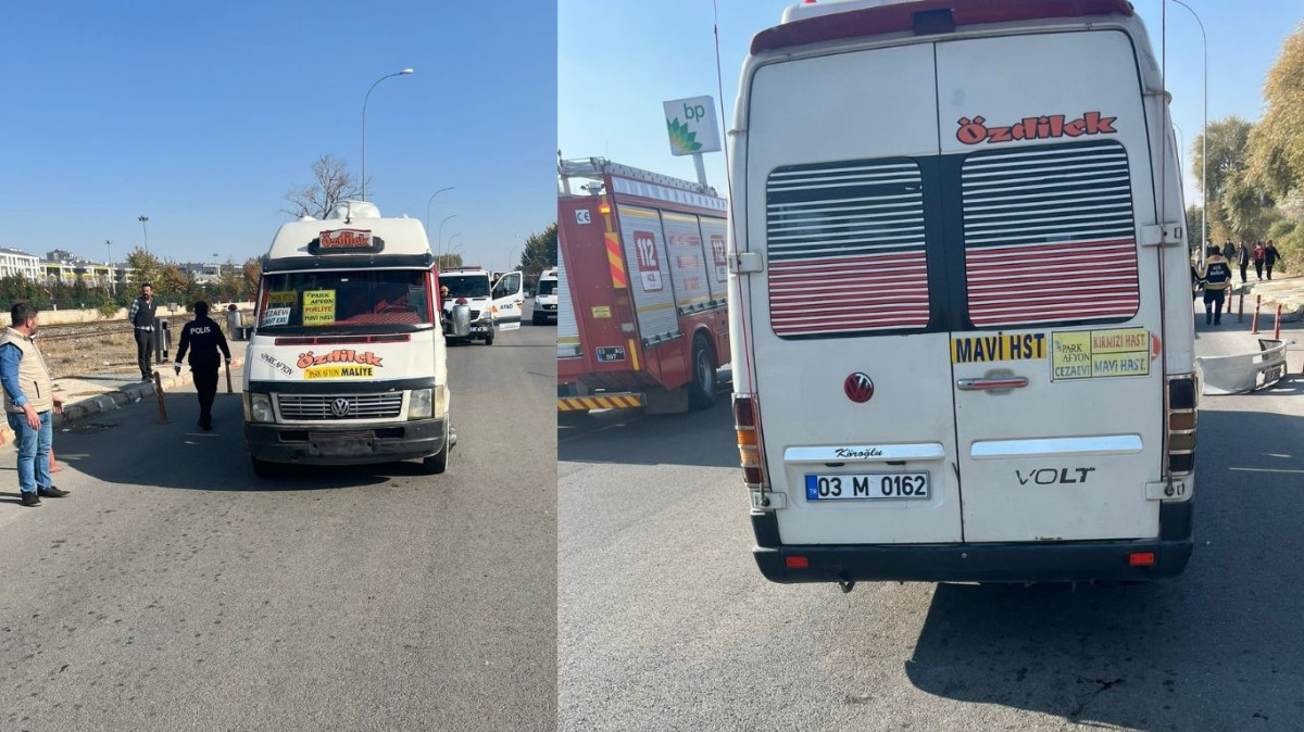 Yolcu İndirirken Manevra Yapan Şoför, İki Kişiyi Altında Bıraktı