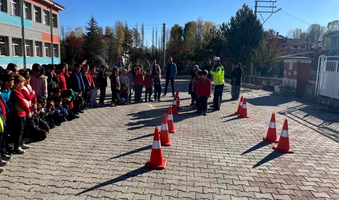 Jandarmadan Minik Öğrencilere Uygulamalı Trafik Eğitimi